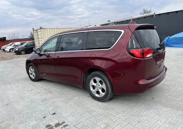 Chrysler Pacifica cena 47500 przebieg: 432000, rok produkcji 2017 z Słupca małe 79